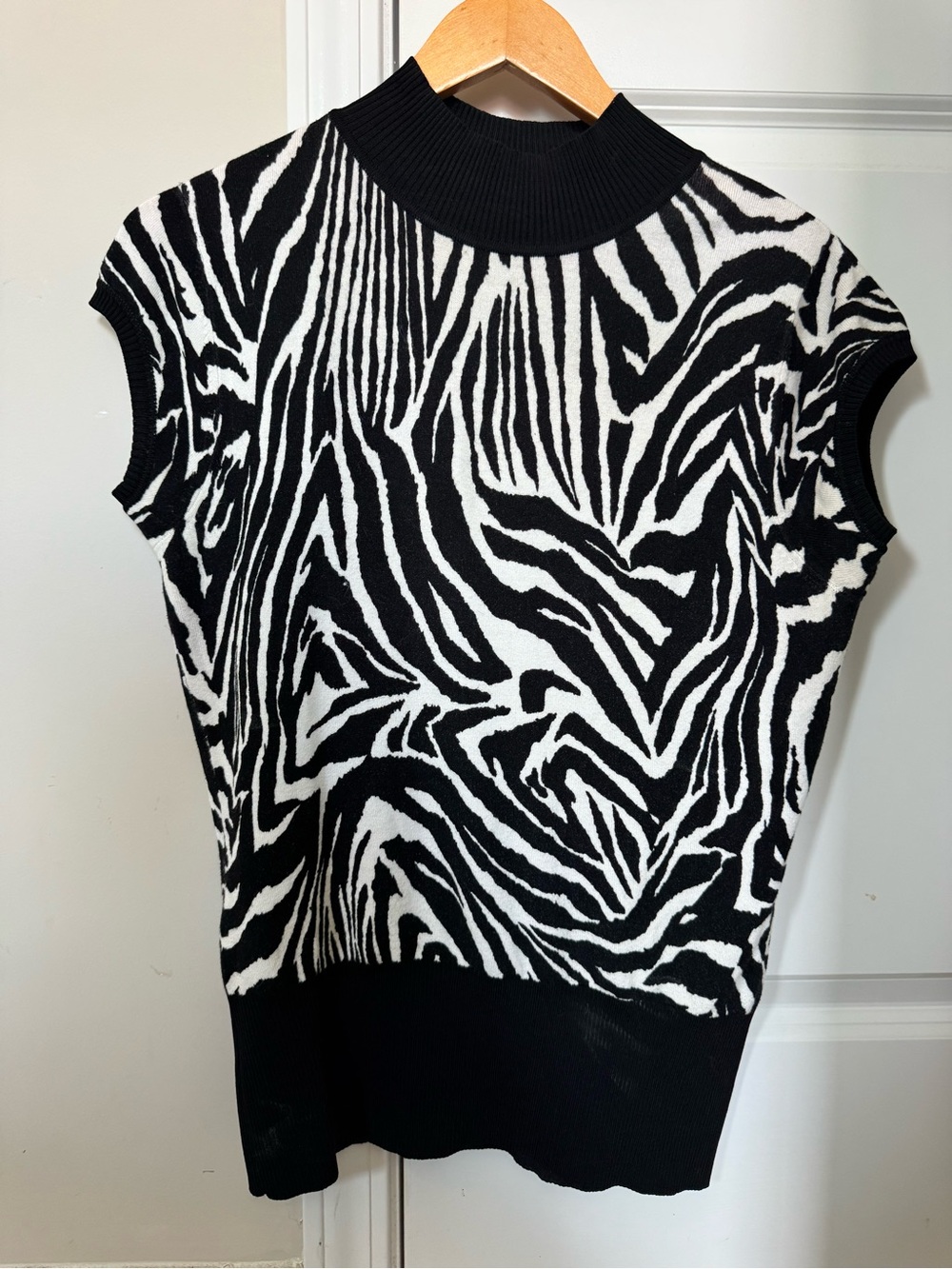 Caché zebra animal print black and white short sleeve turtleneck sweater Large